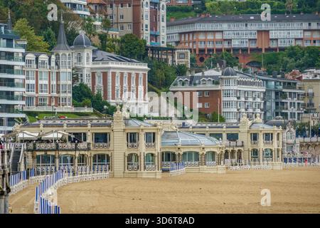 Emblématique spa la Perla et centre de thalassothérapie sur la plage de la Concha, bâtiment en face du paysage urbain résidentiel, Saint-Sébastien, Espagne Banque D'Images