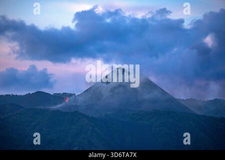 Volcan Barren Island en éruption de lave, de fumée et de cendres sur la mer Banque D'Images