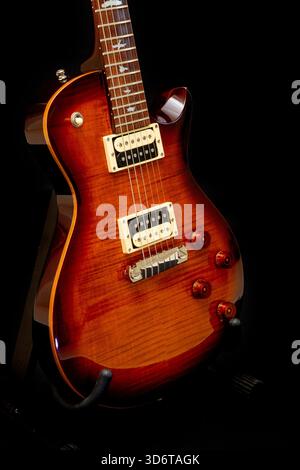 PRS Paul Reed Smith 245 guitare électrique courte échelle. Se 245, guitare coréenne, finition Sunburst, Banque D'Images