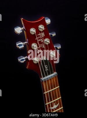 Tête d'une guitare électrique à courte échelle PRS Paul Reed Smith 245. Se 245, guitare coréenne, finition Sunburst, Banque D'Images