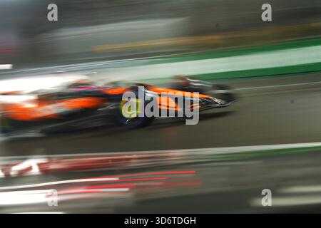 Las Vegas, États-Unis. 21 novembre 2025. Le pilote britannique de McLaren Lando Norris participe à la séance de qualification du Grand Prix américain de formule 1 2025 sur le circuit de Las Vegas, à Las Vegas, aux États-Unis, le 21 novembre 2025. Crédit : Wu Xiaoling/Xinhua/Alamy Live News Banque D'Images