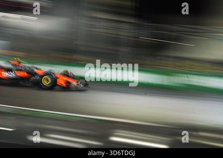 Las Vegas, États-Unis. 21 novembre 2025. Le pilote britannique de McLaren Lando Norris participe à la séance de qualification du Grand Prix américain de formule 1 2025 sur le circuit de Las Vegas, à Las Vegas, aux États-Unis, le 21 novembre 2025. Crédit : Wu Xiaoling/Xinhua/Alamy Live News Banque D'Images