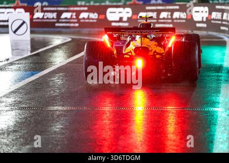 Las Vegas, États-Unis. 21 novembre 2025. Le pilote britannique de McLaren Lando Norris participe à la séance de qualification du Grand Prix américain de formule 1 2025 sur le circuit de Las Vegas, à Las Vegas, aux États-Unis, le 21 novembre 2025. Crédit : Qian Jun/Xinhua/Alamy Live News Banque D'Images