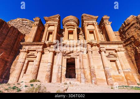 Petra, Jordanie. El Deir (le monastère) à Pétra, la capitale de l'ancien Royaume nabatéen. Banque D'Images