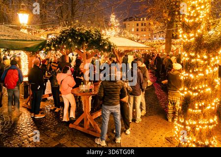 Winterzauber am Viktualienmarkt, der frisch eröffnete Weihnachtsmarkt am Freitagabend, München, novembre 2025 Deutschland, München, novembre 2025, Winterzauber am Viktualienmarkt, der Weihnachtsmarkt wurde heute eröffnet, viele genießen in der Kälte einen heißen Glühwein oder Punsch, die vielen festlichen Lichter sorgen für vorweihnachtliche Stimmung, winterliche Temperaturen um die 0 Grad, Freitagabend, Wochenende Herbst, Bayern, bayerisch, *** magie hivernale au Viktualienmarkt, le marché de Noël fraîchement ouvert le vendredi soir, Munich, novembre 2025 Allemagne, Munich, novembre 2025, Wint Banque D'Images