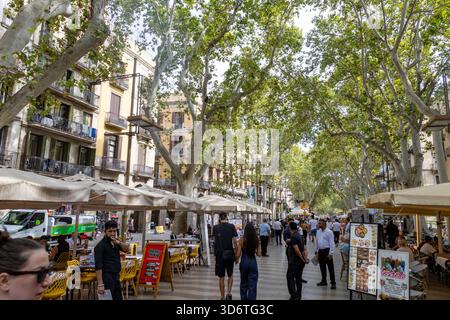 Barcelone, Catalogne, Espagne, le célèbre boulevard piétonnier la Rambla ou Las Ramblas populaire auprès des touristes et des visiteurs pour la culture locale et les cafés Banque D'Images