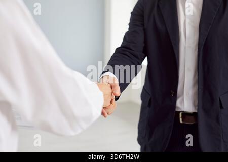 Poignée de main d'un homme d'affaires et d'une femme d'affaires, gros plan Banque D'Images