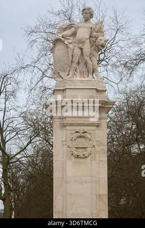 Une statue de garçon sur la porte du Canada de l'élégant parc vert, Buckingham Palace, St James, Londres, Angleterre Banque D'Images