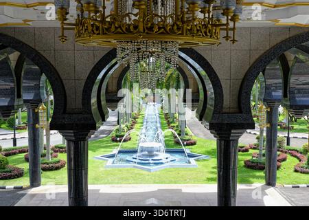 Mosquée Jame' ASR Hassanil Bolkiah, jardin d'entrée du roi et fontaine, Bandar Seri Begawan, Brunei Banque D'Images