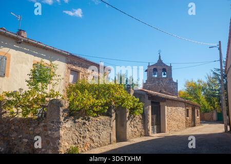 Rue et église. Saldaña de Ayllon, province de Segovia, Castilla Leon, Espagne. Banque D'Images