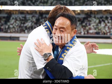 Tokyo, Japon. 22 novembre 2025. L'entraîneur-chef du FC Machida Zelvia Go Kuroda (R) s'étreignent au capitaine Gen Shoji (G) alors que l'équipe remporte le championnat japonais de football de la Coupe de l'Empereur au stade national japonais de Tokyo le samedi 22 novembre 2025. Le FC Machida Zelvia a battu Vissel Kobe en finale 3-1 et a remporté la première victoire du championnat. (Photo de Yoshio Tsunoda/AFLO) Banque D'Images