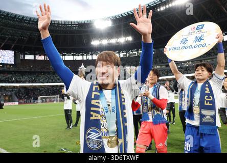 Tokyo, Japon. 22 novembre 2025. Le capitaine du FC Machida Zelvia, Gen Shoji (C), réagit à ses supporters alors que l'équipe remporte le championnat du Japon de football de la Coupe de l'Empereur au stade national du Japon à Tokyo le samedi 22 novembre 2025. Le FC Machida Zelvia a battu Vissel Kobe en finale 3-1 et a remporté la première victoire du championnat. (Photo de Yoshio Tsunoda/AFLO) Banque D'Images