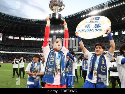 Tokyo, Japon. 22 novembre 2025. Kosei Tani (C), gardien du FC Machida Zelvia, lève la Kyodo News Agency Cup alors que l'équipe remporte le championnat du Japon de football de la Coupe de l'Empereur au stade national du Japon à Tokyo le samedi 22 novembre 2025. Le FC Machida Zelvia a battu Vissel Kobe en finale 3-1 et a remporté la première victoire du championnat. (Photo de Yoshio Tsunoda/AFLO) Banque D'Images