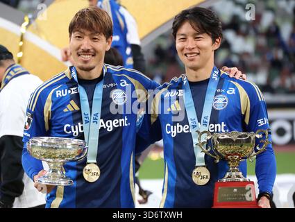 Tokyo, Japon. 22 novembre 2025. Le capitaine du FC Machida Zelvia, Gen Shoji (G), sourit avec son coéquipier Yuta Nakayama (d) alors que l'équipe remportait le championnat de football japonais de la Coupe de l'Empereur au stade national japonais de Tokyo le samedi 22 novembre 2025. Le FC Machida Zelvia a battu Vissel Kobe en finale 3-1 et a remporté la première victoire du championnat. (Photo de Yoshio Tsunoda/AFLO) Banque D'Images