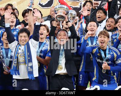Tokyo, Japon. 22 novembre 2025. L'entraîneur-chef du FC Machida Zelvia Go Kuroda (C) lève la Coupe de l'Empereur avec les membres de l'équipe alors que l'équipe remporte le championnat japonais de Coupe de l'Empereur au stade national japonais de Tokyo le samedi 22 novembre 2025. Le FC Machida Zelvia a battu Vissel Kobe en finale 3-1 et a remporté la première victoire du championnat. (Photo de Yoshio Tsunoda/AFLO) Banque D'Images
