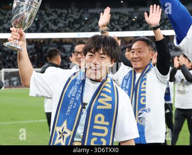 Tokyo, Japon. 22 novembre 2025. L'attaquant du FC Machida Zelvia Yuki Soma remporte la FA Silver Cup alors que l'équipe remporte le championnat du Japon de football de la Coupe de l'Empereur au stade national du Japon à Tokyo le samedi 22 novembre 2025. Le FC Machida Zelvia a battu Vissel Kobe en finale 3-1 et a remporté la première victoire du championnat. (Photo de Yoshio Tsunoda/AFLO) Banque D'Images