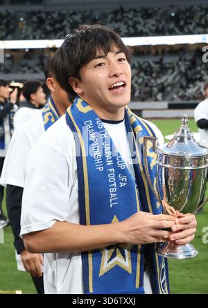 Tokyo, Japon. 22 novembre 2025. L'attaquant du FC Machida Zelvia Yuki Soma remporte la FA Silver Cup alors que l'équipe remporte le championnat du Japon de football de la Coupe de l'Empereur au stade national du Japon à Tokyo le samedi 22 novembre 2025. Le FC Machida Zelvia a battu Vissel Kobe en finale 3-1 et a remporté la première victoire du championnat. (Photo de Yoshio Tsunoda/AFLO) Banque D'Images
