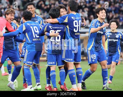 Tokyo, Japon. 22 novembre 2025. Les membres de l'équipe du FC Machida Zelvia célèbrent que l'équipe a remporté la Coupe de l'Empereur du Japon de football au stade national du Japon à Tokyo le samedi 22 novembre 2025. Le FC Machida Zelvia a battu Vissel Kobe en finale 3-1 et a remporté la première victoire du championnat. (Photo de Yoshio Tsunoda/AFLO) Banque D'Images