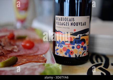 Paris, France. 20 novembre 2025. Illustration - Beaujolais Nouveau 2025. Comme chaque année, le troisième jeudi de novembre est la célébration du Beaujolais Nouveau dans les bars et brasseries de Paris, le 20 novembre 2025, à Paris. Photo de Karim ait Adjedjou/ABACAPRESS.COM crédit : Abaca Press/Alamy Live News Banque D'Images