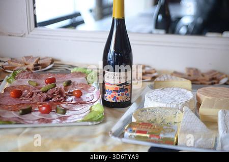 Paris, France. 20 novembre 2025. Illustration - Beaujolais Nouveau 2025. Comme chaque année, le troisième jeudi de novembre est la célébration du Beaujolais Nouveau dans les bars et brasseries de Paris, le 20 novembre 2025, à Paris. Photo de Karim ait Adjedjou/ABACAPRESS.COM crédit : Abaca Press/Alamy Live News Banque D'Images