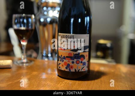 Paris, France. 20 novembre 2025. Illustration - Beaujolais Nouveau 2025. Comme chaque année, le troisième jeudi de novembre est la célébration du Beaujolais Nouveau dans les bars et brasseries de Paris, le 20 novembre 2025, à Paris. Photo de Karim ait Adjedjou/ABACAPRESS.COM crédit : Abaca Press/Alamy Live News Banque D'Images