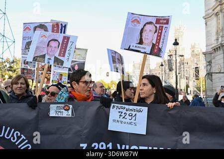 Madrid, Espagne. 22 novembre 2025. Plusieurs personnes lors d’une manifestation à la mémoire des 7 291 victimes dans les maisons de retraite pendant la pandémie de COVID-19, à Madrid, le 22 novembre 2025 à Madrid, Espagne. (Photo par Oscar Gonzalez/Sipa USA) crédit : Sipa USA/Alamy Live News Banque D'Images