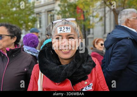 Madrid, Espagne. 22 novembre 2025. Plusieurs personnes lors d’une manifestation à la mémoire des 7 291 victimes dans les maisons de retraite pendant la pandémie de COVID-19, à Madrid, le 22 novembre 2025 à Madrid, Espagne. (Photo par Oscar Gonzalez/Sipa USA) crédit : Sipa USA/Alamy Live News Banque D'Images