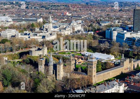 Paysage urbain aérien ensoleillé de Cardiff, pays de Galles, avec le château historique et Winter Wonderland Banque D'Images