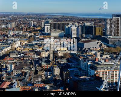 Paysage urbain de Cardiff montrant l'architecture historique et moderne avec la mer au-delà Banque D'Images