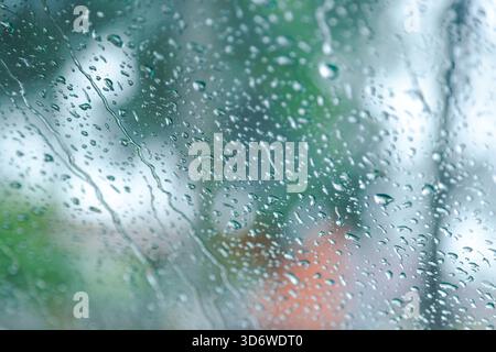Gouttes de pluie sur une fenêtre. Les gouttes de pluie sont petites et dispersées. La fenêtre est claire et les gouttes de pluie sont visibles Banque D'Images