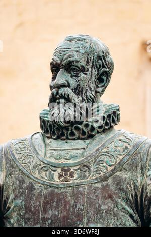 La Valette, Malte ? 10 avril 2025 : statue de Jean de Valette, Grand Maître de l'ordre de Malte de 1557 à 1568, qui a donné son nom à la ville de la Valette Banque D'Images