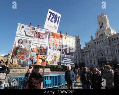Madrid, Madrid, Espagne. 22 novembre 2025. Des centaines de personnes se sont rassemblées sur la Plaza de Cibeles et ont défilé vers la Puerta del sol à Madrid, pour soutenir les familles des 7 291 personnes décédées du COVID-19 dans les maisons de retraite de la Communauté de Madrid. (Crédit image : © Aaron Heredia/ZUMA Press Wire) USAGE ÉDITORIAL SEULEMENT ! Non destiné à UN USAGE commercial ! Banque D'Images