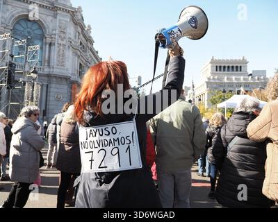 Madrid, Madrid, Espagne. 22 novembre 2025. Des centaines de personnes se sont rassemblées sur la Plaza de Cibeles et ont défilé vers la Puerta del sol à Madrid, pour soutenir les familles des 7 291 personnes décédées du COVID-19 dans les maisons de retraite de la Communauté de Madrid. (Crédit image : © Aaron Heredia/ZUMA Press Wire) USAGE ÉDITORIAL SEULEMENT ! Non destiné à UN USAGE commercial ! Banque D'Images