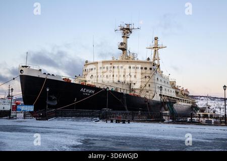 Mourmansk, Russie - 11 mars 2025 : premier brise-glace nucléaire Lénine dans le port de Mourmansk Banque D'Images