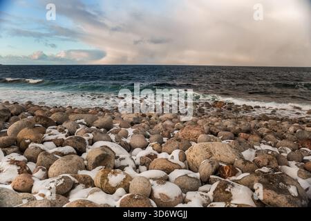 Rive rocheuse de la mer de Barents. La plage rocheuse Dragon's Eggs à Teriberka, oblast de Mourmansk Banque D'Images