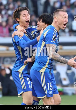 Tokyo, Japon. 22 novembre 2025. L'attaquant du FC Machida Zelvia Shota Fujio (l) est célébré par ses coéquipiers alors qu'il marque un but lors de la finale de la Coupe de l'Empereur du Japon de football au stade national japonais de Tokyo le samedi 22 novembre 2025. Le FC Machida Zelvia a battu Vissel Kobe en finale 3-1 et a remporté la première victoire du championnat. (Photo de Yoshio Tsunoda/AFLO) Banque D'Images