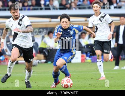 Tokyo, Japon. 22 novembre 2025. L'attaquant du FC Machida Zelvia Yuki Soma (C) poursuit le ballon avec les joueurs de Vissel Kobe lors de la finale de la Coupe de l'Empereur du Japon de football au stade national du Japon à Tokyo le samedi 22 novembre 2025. Le FC Machida Zelvia a battu Vissel Kobe en finale 3-1 et a remporté la première victoire du championnat. (Photo de Yoshio Tsunoda/AFLO) Banque D'Images