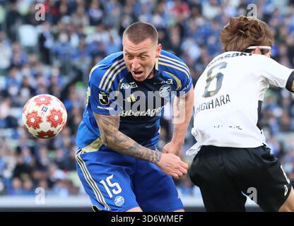 Tokyo, Japon. 22 novembre 2025. L'attaquant du FC Machida Zelvia Michell Duke (G) est en tête du ballon lors de la finale de la Coupe de l'Empereur du Championnat du Japon de football au stade national du Japon à Tokyo le samedi 22 novembre 2025. Le FC Machida Zelvia a battu Vissel Kobe en finale 3-1 et a remporté la première victoire du championnat. (Photo de Yoshio Tsunoda/AFLO) Banque D'Images
