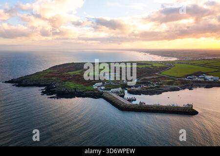 Vue aérienne de Port Oriel à Clogherhead avec des bateaux de pêche et lumière du soir brumeuse le long de la côte calme Banque D'Images