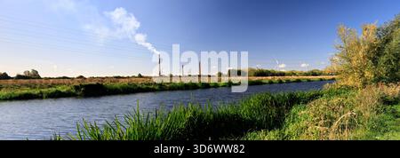 Vue estivale de la rivière Nene, North Bank, Whittlesey Town, Cambridgeshire, Angleterre; ROYAUME-UNI Banque D'Images