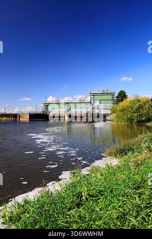 Vue estivale de la rivière Nene, North Bank, Whittlesey Town, Cambridgeshire, Angleterre; ROYAUME-UNI Banque D'Images