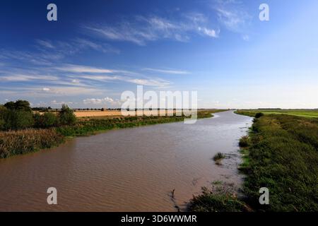 Vue estivale de la rivière Nene, North Bank, Whittlesey Town, Cambridgeshire, Angleterre; ROYAUME-UNI Banque D'Images