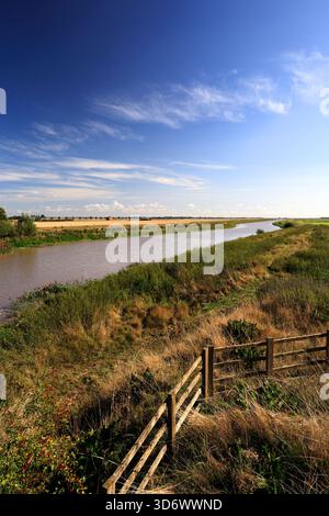 Vue estivale de la rivière Nene, North Bank, Whittlesey Town, Cambridgeshire, Angleterre; ROYAUME-UNI Banque D'Images