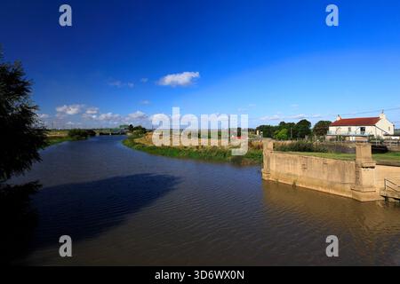 Vue estivale de la rivière Nene, North Bank, Whittlesey Town, Cambridgeshire, Angleterre; ROYAUME-UNI Banque D'Images