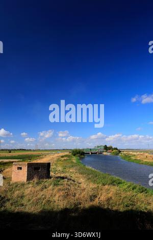 Vue estivale de la rivière Nene, North Bank, Whittlesey Town, Cambridgeshire, Angleterre; ROYAUME-UNI Banque D'Images