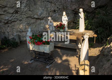 Leggiuno, Italie. Scène de la Nativité dans l'Ermitage de Santa Caterina del Sasso, un monastère catholique romain sur la rive orientale du lac majeur Banque D'Images