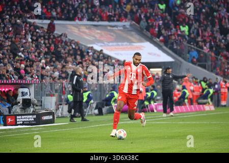 Jonathan Tah (FC Bayern Munich) pendant le match du 1. FBL : 25-26, 11e journée. FC Bayern Munich vs Freiburg LA RÉGLEMENTATION DFL INTERDIT TOUTE UTILISATION DE PHOTOGRAPHIES COMME SÉQUENCES D'IMAGES ET/OU QUASI-VIDÉO photo : Joachim Hahne/Johapress Banque D'Images