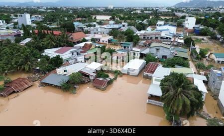Hanoi, Vietnam. 22 novembre 2025. Une photo prise par un drone aérien le 22 novembre 2025 montre des maisons inondées dans la province de Khanh Hoa, au Vietnam. Le nombre de personnes tuées par de graves inondations dans le centre du Vietnam est passé à 72 samedi après-midi, a rapporté le quotidien local VnExpress, citant l'Autorité de gestion des catastrophes et des dykes du Vietnam. Treize personnes restent portées disparues, selon le rapport. Crédit : document distribué par VNA/Xinhua/Alamy Live News Banque D'Images