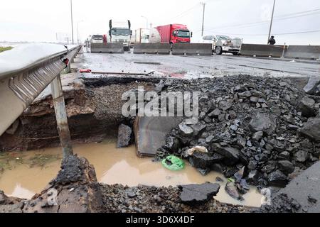 Hanoi, Vietnam. 22 novembre 2025. Cette photo prise le 22 novembre 2025 montre une section de la route nationale endommagée par les inondations dans la province de Dak Lak, au Vietnam. Le nombre de personnes tuées par de graves inondations dans le centre du Vietnam est passé à 72 samedi après-midi, a rapporté le quotidien local VnExpress, citant l'Autorité de gestion des catastrophes et des dykes du Vietnam. Treize personnes restent portées disparues, selon le rapport. Crédit : document distribué par VNA/Xinhua/Alamy Live News Banque D'Images