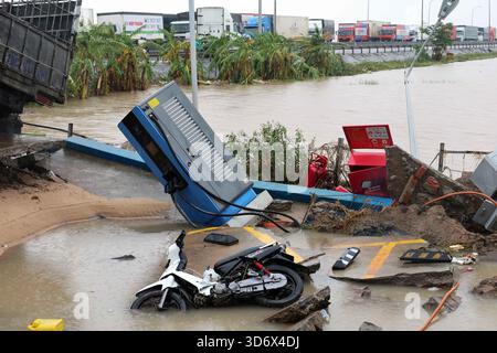 Hanoi, Vietnam. 22 novembre 2025. Cette photo prise le 22 novembre 2025 montre une section de la route nationale endommagée par les inondations dans la province de Dak Lak, au Vietnam. Le nombre de personnes tuées par de graves inondations dans le centre du Vietnam est passé à 72 samedi après-midi, a rapporté le quotidien local VnExpress, citant l'Autorité de gestion des catastrophes et des dykes du Vietnam. Treize personnes restent portées disparues, selon le rapport. Crédit : document distribué par VNA/Xinhua/Alamy Live News Banque D'Images
